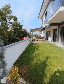 Konforlu Yaşam Burada 5+1 . Özel Bahceli 280m2 Villa