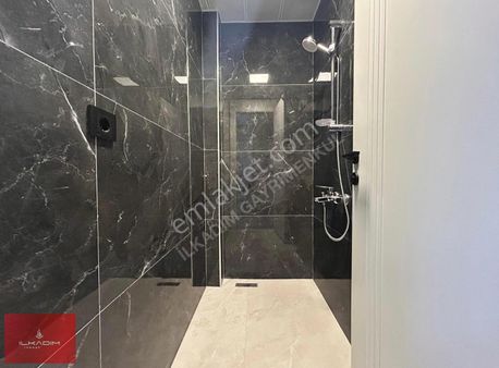 İlkadımdan Bulvar Üstü Ada Mutfaklı 3 Banyolu Güvenlikli Sitede