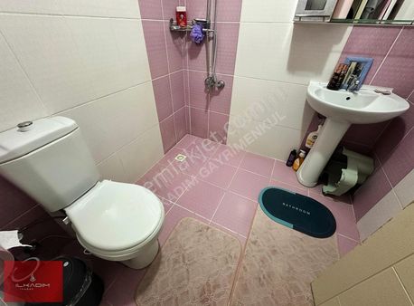 İlkadımdan Yayla Cuma Pazarı Yakını Katta İskanlı Yapılı 3+1