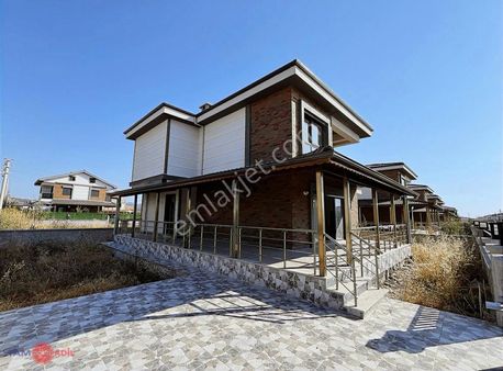 Dikili Çetin Emeç Bulvarında Müstakil 4+1 Yazlık Villa