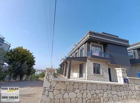 Veri'den Denize Yürüme Mesafesinde,elmastaş Mevkiinde Villa!