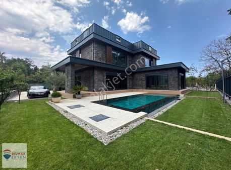 Çekmeköy Ömerlide Doğanın İçinde Satılık Lüks Villa 8+1