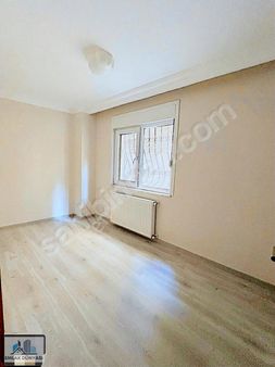 Emlak Dünyası Küçükyalı Sahile Yakın Konumda 2+1 Satılık Daire