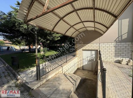 Turgut Özal Mahalle'sinde Hasarsz 4+1 210 Metrekare 2. Kat Daire