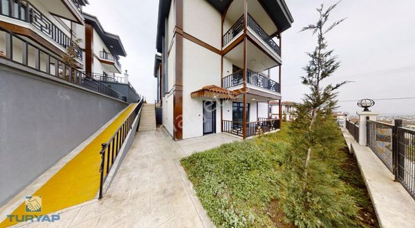 Havuzlu Sitede 2+1 Şark Köşeli Hobi Bahçeli Bahçe Katı Daire