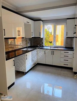 Merkez Emlak Armağan'dan 3+1 İçi Komple Yenilenmiş Genis Ferah