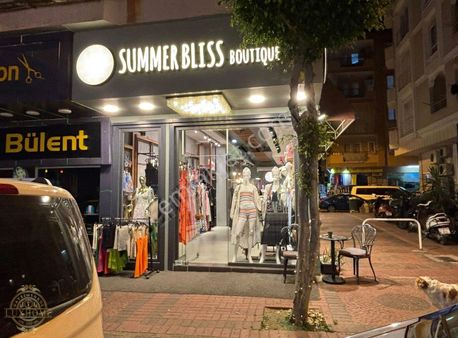 Marina Ve Kale Yolunda Devirli Kadın Giyim Mağazası