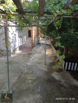 Sadıkköy Yolunda Bahçeli Müstakil Ev