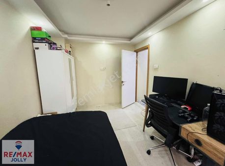 Bornova Merkezde Cadde Üstü Yeşil Alan Manzaralı Satılık 2+1