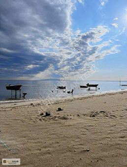 Yeniçiftlik'de 4+1 120m2 Denize Sıfır Eşyalı Satılık Villa