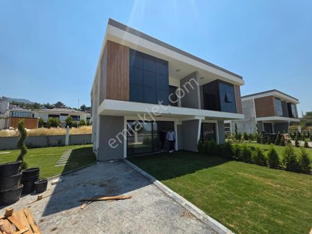 Kuşadası Davutlarda Yeni, Bahçeli Ve Havuzlu 3+1 Müstakil Villa