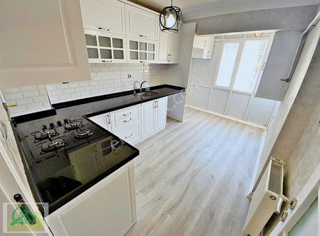 Kanuni'de Cadde Yakını Asansörlü 3+1 Full Yapılı Fırsat Daire !