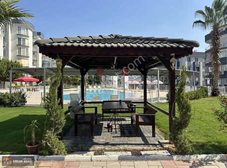 Kuşadası Merkezde 2+1 Havuz Manzaralı Arakat Eşyalı