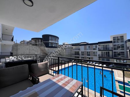 Eşin Vadi Sitesi'nde Havuz Cepheli Satılık Daire