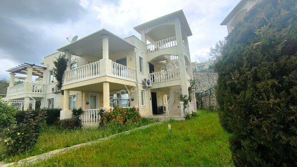 Flamingo Sitesinde Ferah Teraslı Üst Kat Daire