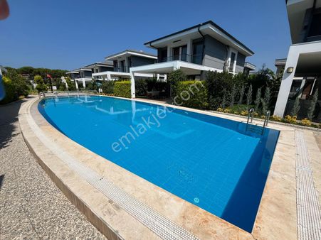 Kuşadası’nda Site İçinde 4 + 1 Köşe Konum Satılık Villa