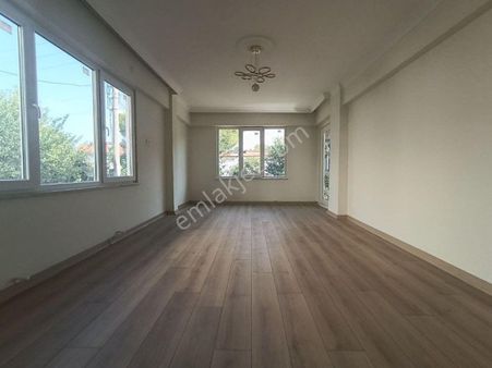 Akçay Merkezde Kordona 100 Adım Ayrı Mutfaklı Full Yapılı Ön Cephe 3+1