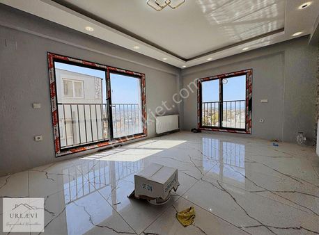 Urla Merkezi Konumda Deniz Manzaralı Kiralık 2+1 Daire