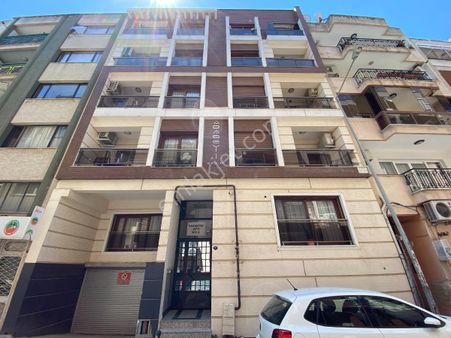 Karşıyaka Bahriye Üçok Bulvarı Yakını Satılık 3+1 Daire