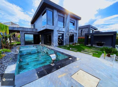 Kuşadası Soğucak'ta Hamam,sauna,manzara Satılık Müstakil Villa