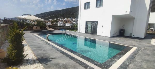 Didim Akbük'de Deniz Manzaralı Müstakil Havuzlu Eşyalı Villa