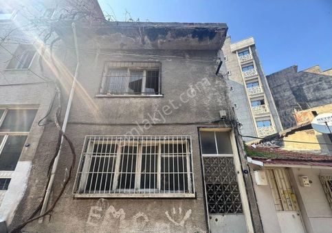 Konak Selçuk Mahallesinde Caddeye Bir Sokak Mesafede 110m2 İmarlı Arsa