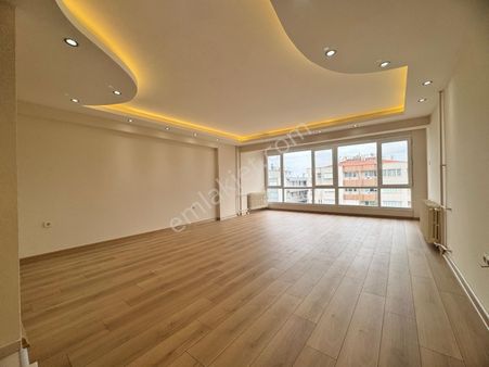 İnönü Caddesi Üzerinde 140 M2 3+1 Asansörlü Ful Tadilat Otoparklı Panjurlu Çift Cephe Satılık Daire