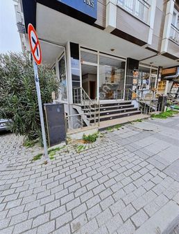 İşlek Cadde Üzerinde Güzel Konumda Genç Binada 65 M² Dükkan
