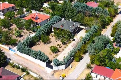 Çankaya Çavuşlu 1040 M² Arsa 2+1 Odalı 2 Banyolu Şömineli Satılık Villa