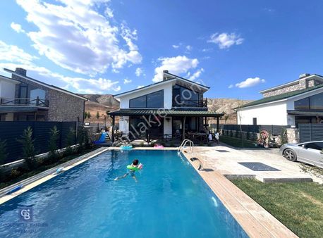 Merkeze 11 Km Havuzlu, 400 M² Bahçeli, Şömineli 2+1 Villa