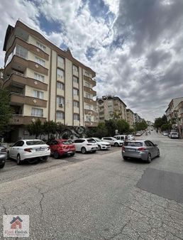 Ezel Emlak'tan Üniversitenin Göbeğinde Satılık 3+1 Daire