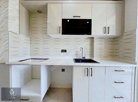 Karşıyaka'da Katta Sıfır İskanlı Asansörlü 2+1 75 M2 Daire