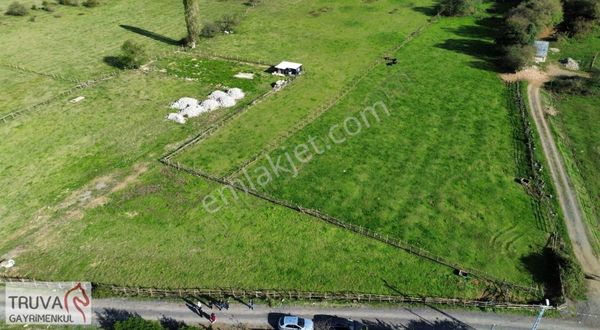 Beykoz Güllü Mahallesinde 313m2 Çevrili Elektrik Su Doğalgaz Var