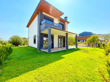 ▶ ▶ Akçay Körfez'den Güre'de Geniş Bahçeli Harika Tasarımlı Sıfır Satılık 4+1 Villa