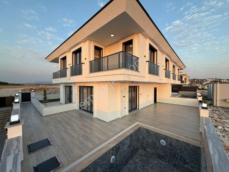 Didimde Sıfır Havuzlu Bahçeli Villa