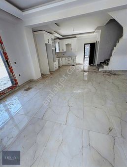 Emiralem Göktepede Ana Yol Üstü Satılık 5+1 Fırsat Villa