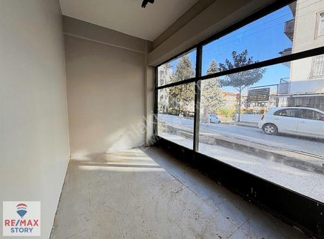 Çayırova Mah. E-5 Dibi 120 M2 Kiralık Dükkan