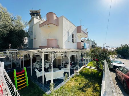 Kuşadasında Deniz Manz. Köşe Sahile Çok Yakın Masrafsız Villa