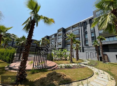 Kuşadası Merkezinde Doğalgazlı Havuz Cepheli Satılık 3+1 Daire