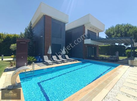 Kuşadası'nda Satılık 7+1 Tam Müstakil,modern Mimari Villa