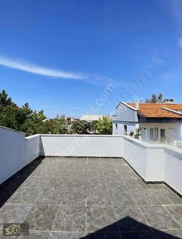 Urla Merkezde Ana Cadde Üzeri Merkezi Lokasyonda Tripleks Villa