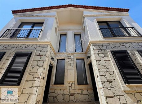 Alaçatının Kalbinde Satılık Eşsiz Konumlu 1+1 Loft Daireler