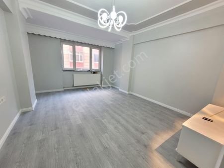 Üç Kardeşlr. 50 .yıl Mah 2+1 1.kat İçi Komple Sıfırlanmış 110m²