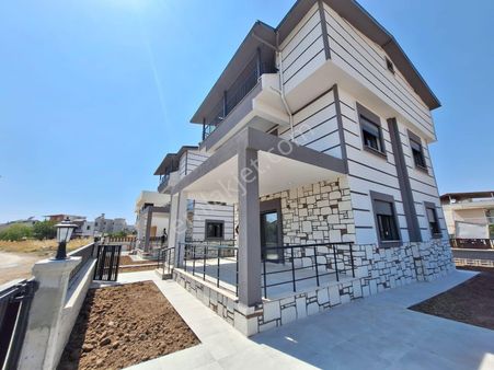 Dikili Güven Emlak'tan Cumhuriyet Mahallesinde 5+1 Ayrı Mutfaklı 180 M2 Tripleks Villalar