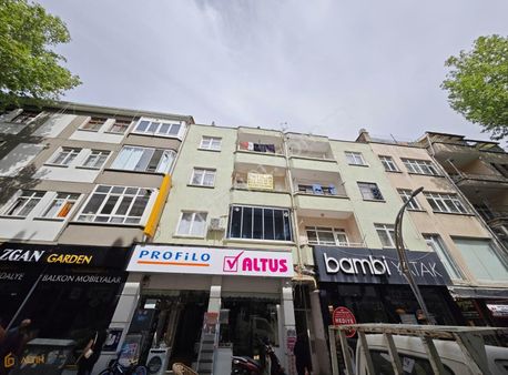 Cumhuriyet Mahallesinde Ara Kat Satılık 3+1 Daire