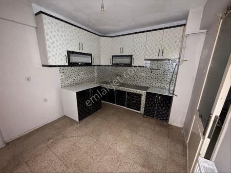 Akhisar Çarşamba Pazarı Caddesi Üzeri Doğalgazlı Satılık 3+1 Daire