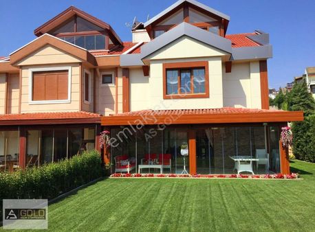 Bahçeşehir Boğazköy'de Satılık 5+2 Müstakil Bahçeli Villa