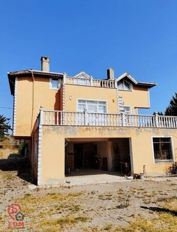 Silivri De 5 Dönüm Arazi İçinde Satılık 3 Katlı Müstakil Ev