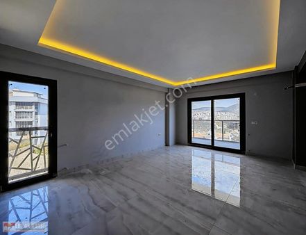 Kuşadası Değirmendere`de Havuzlu, Doğalgazlı Sıfır 1+1 Daire