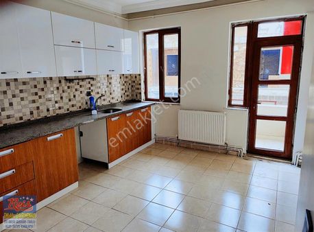 Beyşehir Evsat Mahallesinde Satılık Çarşıda Ferah Güzel Daire